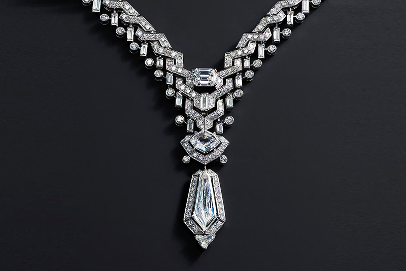 Ожерелье Cartier Coruscant включает в себя бриллиант в форме воздушного змея весом в три карата и бриллиант в форме восьмиугольника весом 1,62 карата