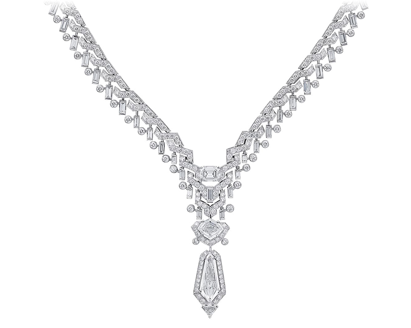 Основная часть ожерелья  Cartier Coruscant напоминает тугое плетение из драгоценных камней, сверкающее благодаря круглым камням в бриллиантовой огранке и «багетам». 